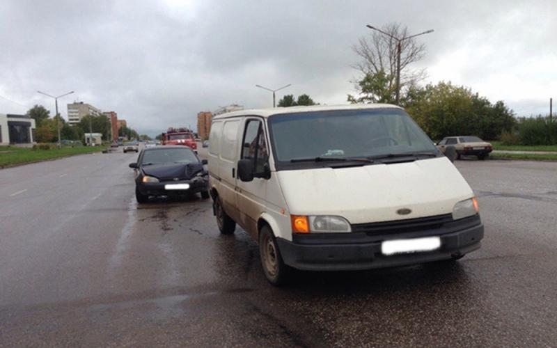 В Чепецке на проспекте России столкнулись два автомобиля