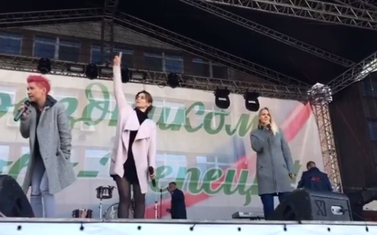 В Чепецке выступила группа "Стрелки": тысячи зрителей, зажигательные танцы и любимые песни