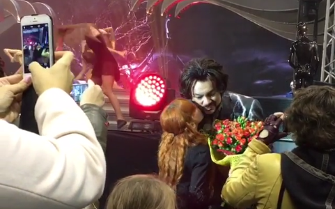 Шоу Киркорова в Чепецке: охапки букетов, гимнасты и объятия со звездой