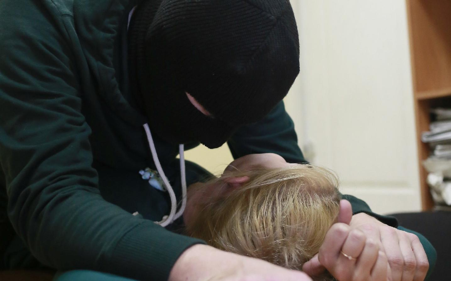 В Кировской области грабитель напал на беременную женщину