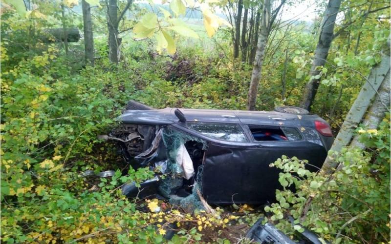 У иномарки снесло переднюю часть после ДТП у деревни Ключи