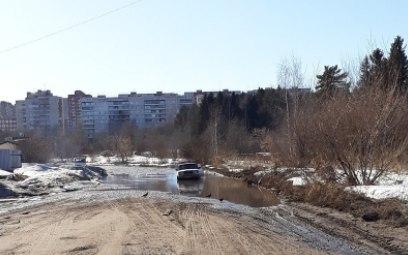 На улице Братьев Васнецовых машины застревают в огромной луже
