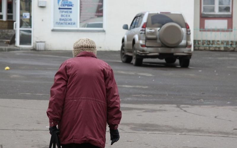В Чепецком районе водитель при движении задним ходом сбил пенсионерку