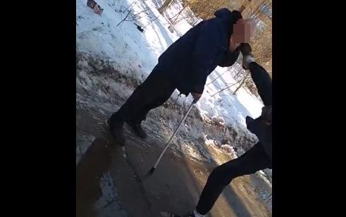 Чепецкие школьники жестоко избили мужчину