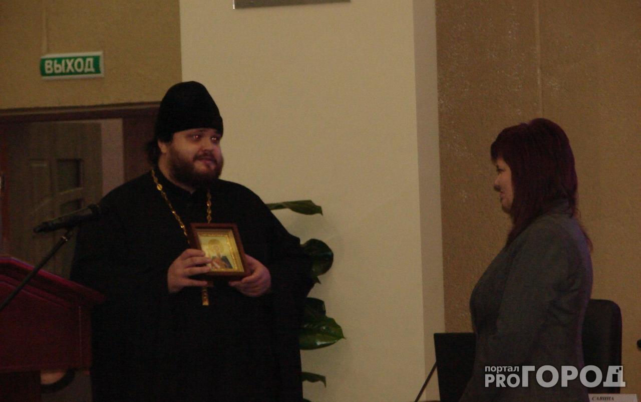 Фоторепортаж с инаугурации главы Чепецка: море цветов, подарки и полный зал