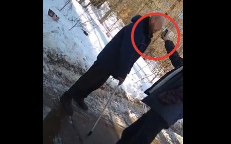 В Чепецке у дома одного из нападавших на пенсионера дежурит разъяренная толпа