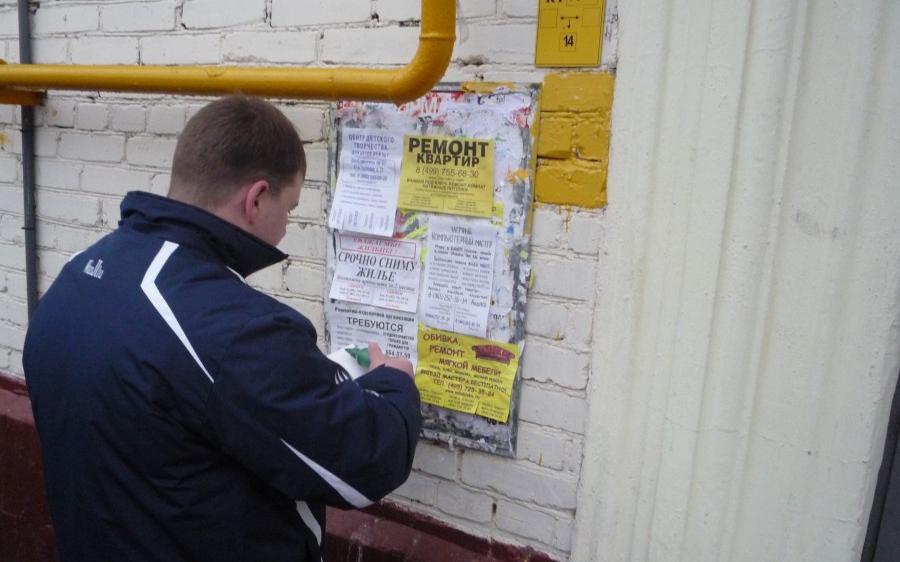 Расклейщики объявлений и сморкающиеся люди: на что жаловались чепчане на этой неделе?