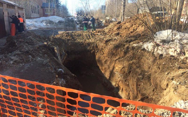 На улице Алексея Некрасова провалился асфальт