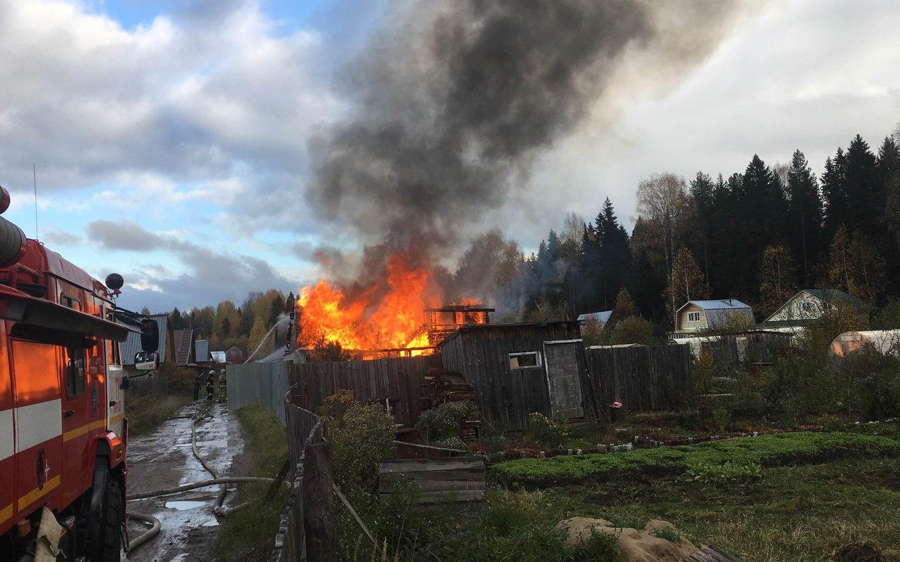 В Чепецком районе сгорела элитная дача с баней
