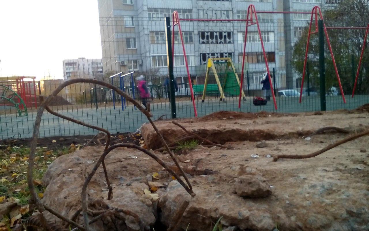Горожане жалуются на блоки с торчащей арматурой у спортплощадки на Володарского