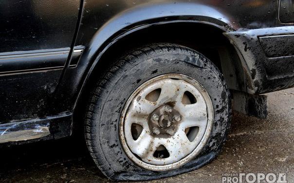 В Чепецке директор такси по ночам прокалывал колеса у машин конкурента