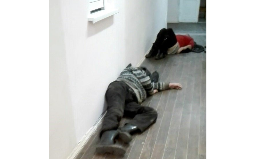 В ЦРБ пациенты лежат прямо на полу в коридоре