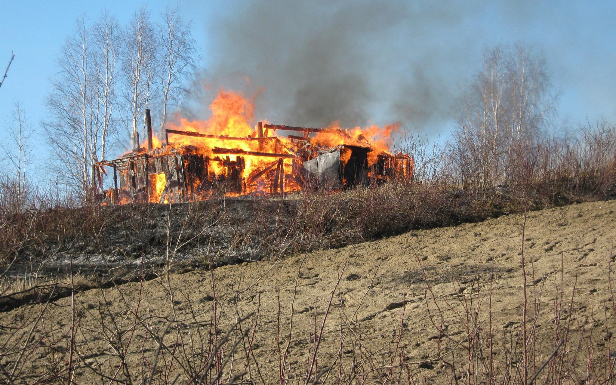 Баню в Чепецком районе тушили 25 человек