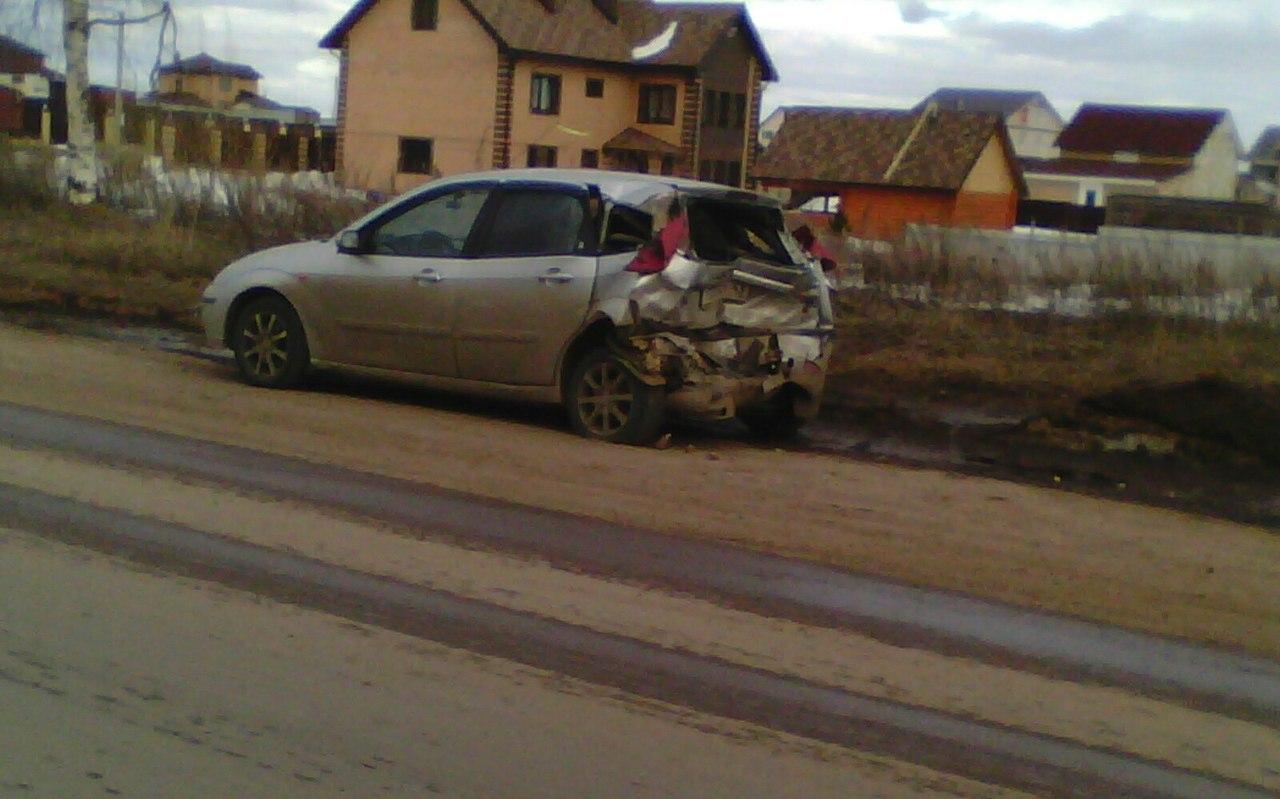 В Чепецке неизвестный водитель протаранил припаркованный Ford и скрылся