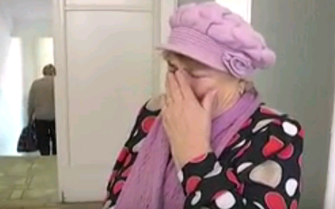 70-летняя чепчанка сломала руку, запнувшись о торчащий штырь на дороге