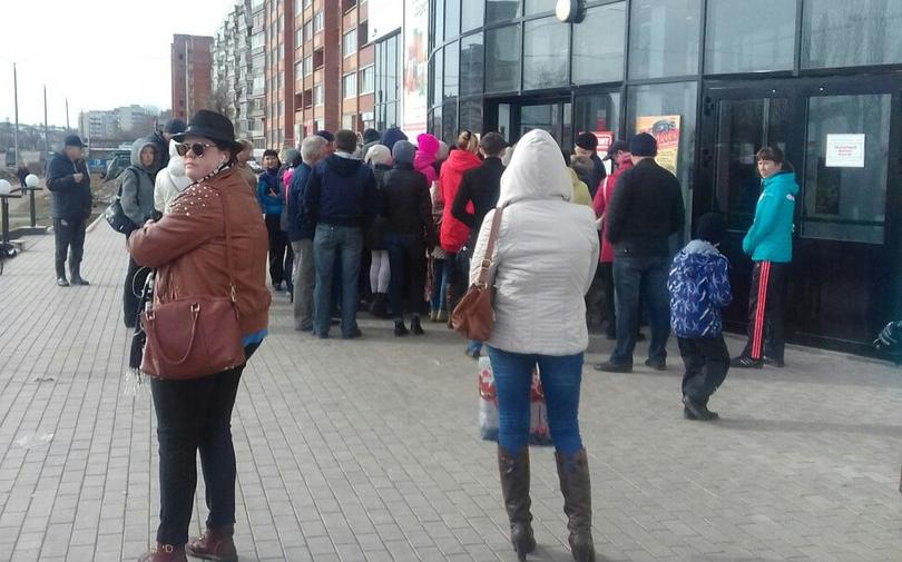 Чепчане выстраиваются в огромные очереди из-за «игрушек в кружках»