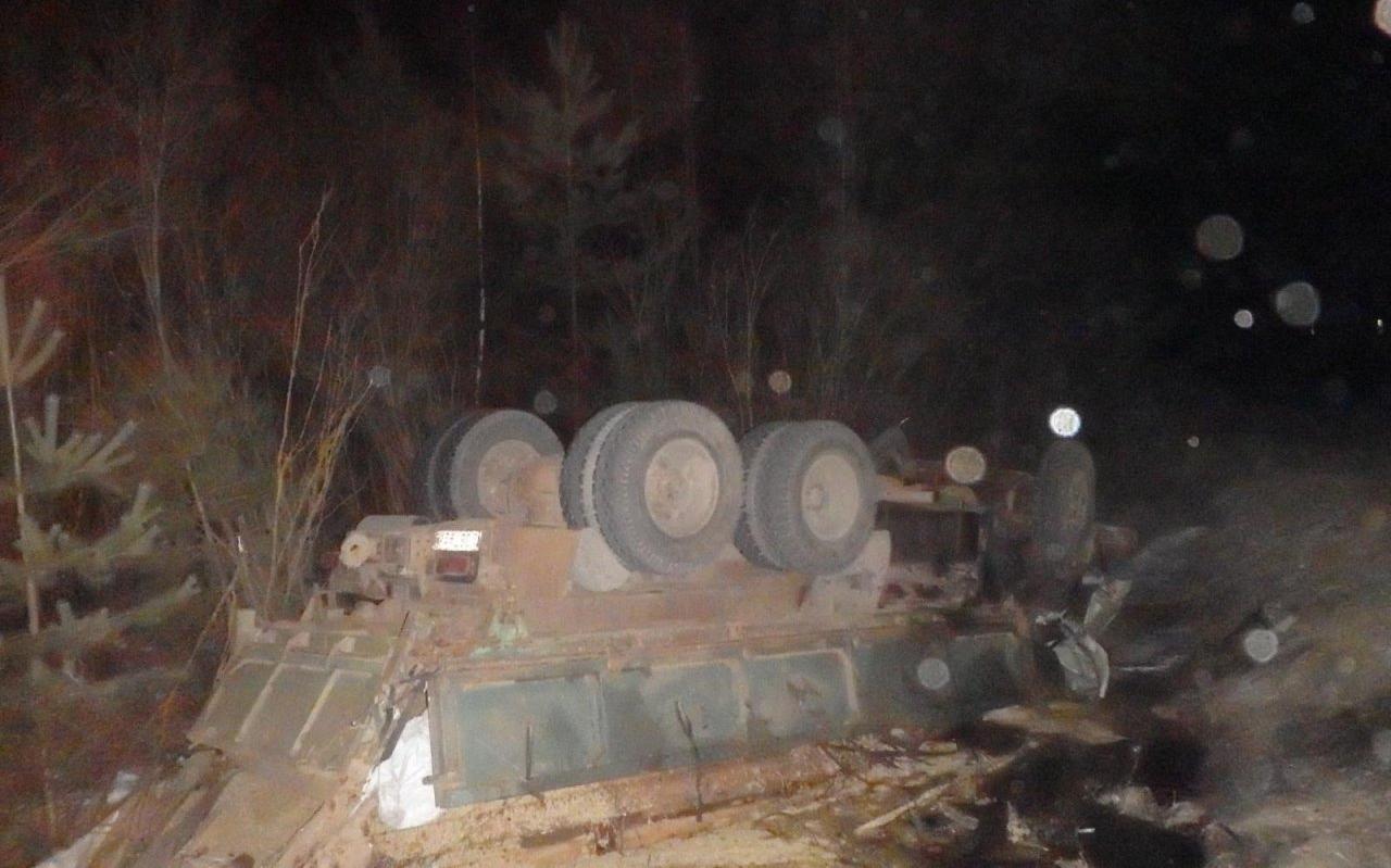 В Чепецком районе перевернулся КамАЗ: есть пострадавшие