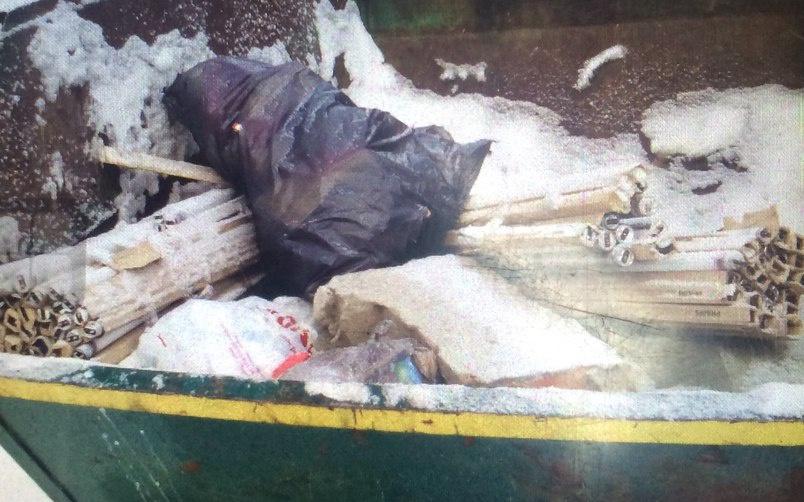 В Чепецке неизвестные выкинули в мусор десятки люминесцентных ламп