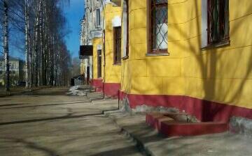 В Чепецке у здания музея после капремонта обвалилась штукатурка