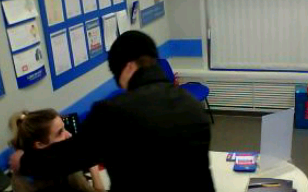 Видео: нападавший в Чепецке пришел грабить центр микрозаймов с кухонным ножом