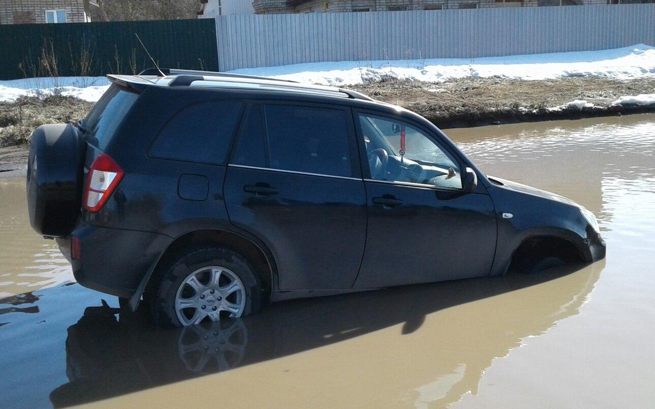 На улице Братьев Васнецовых в луже утонули две машины