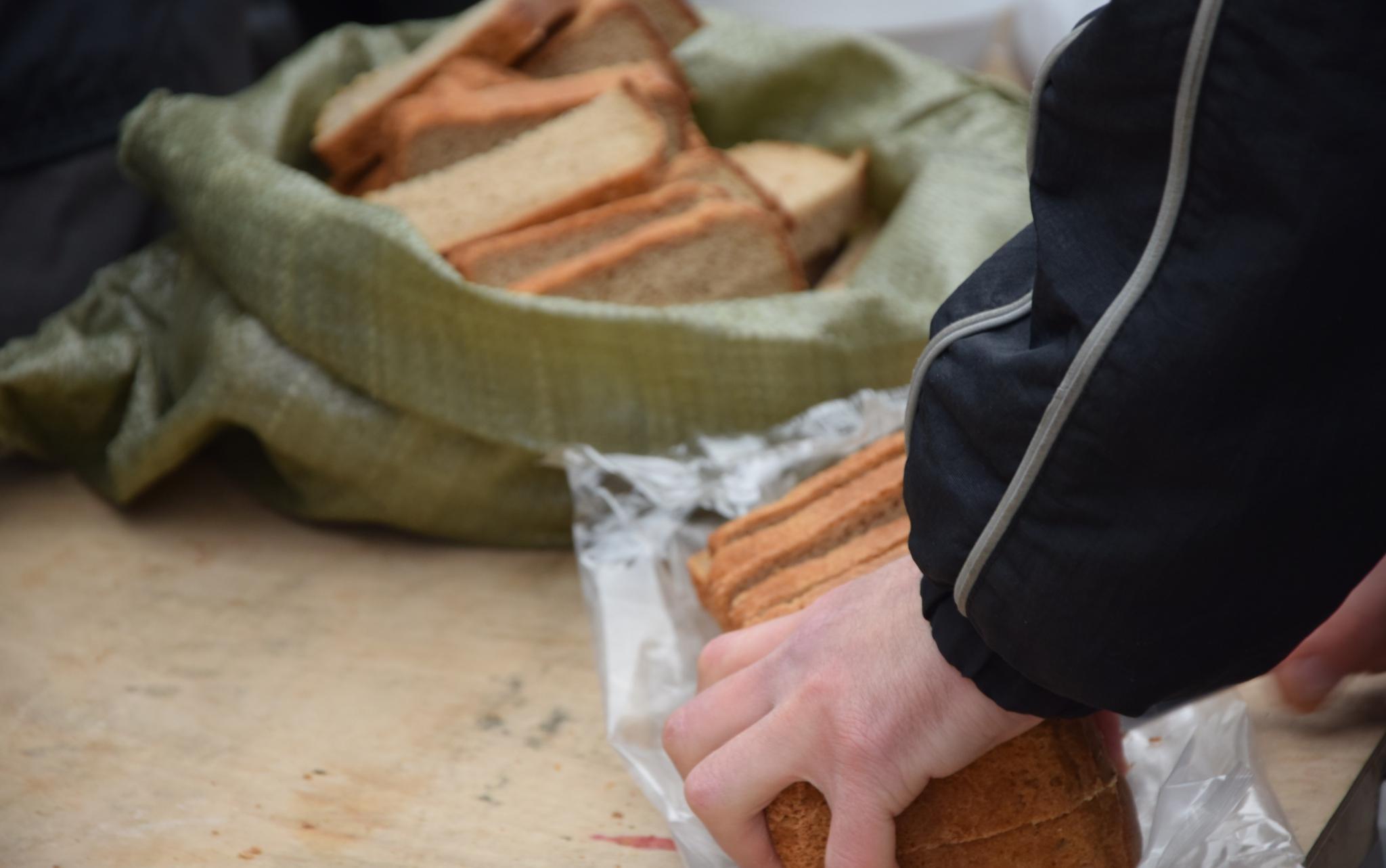В Чепецке нуждающимся пенсионерам бесплатно выдают хлеб