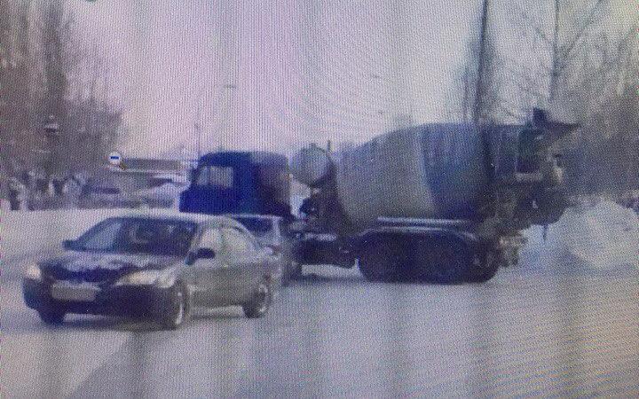 В Чепецке водитель бетономешалки не пропустил автоледи на «ВАЗе»