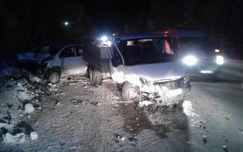 В Чепецком районе столкнулись ГАЗ и Volkswagen: пострадали оба водителя