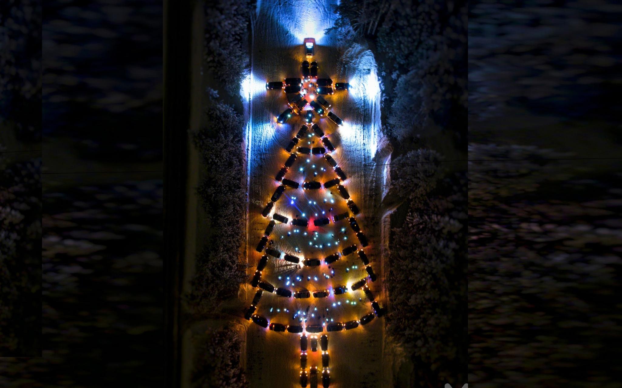 Кировские водители составили огромную елку из 75 машин