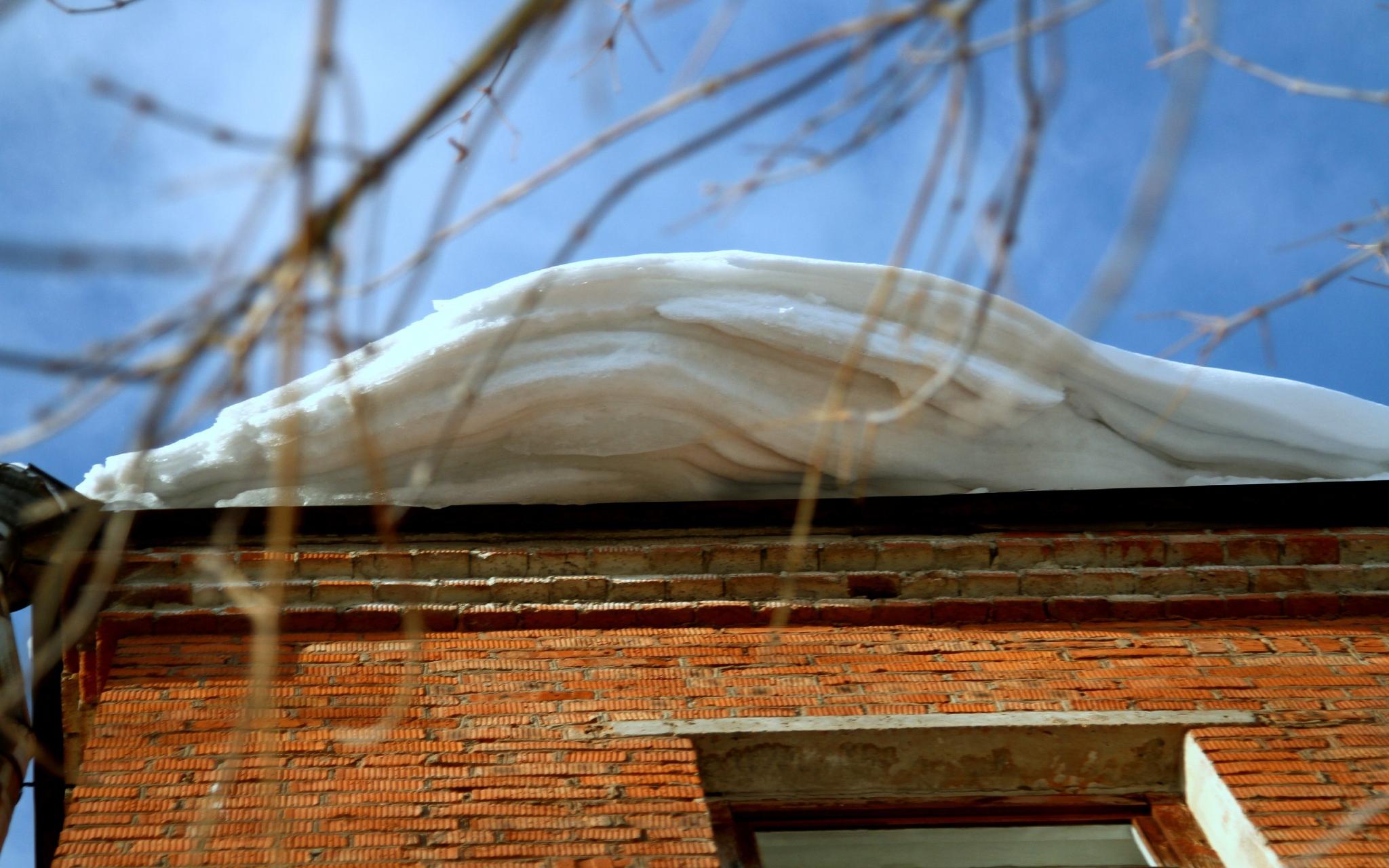 Власти Чепецка не удовлетворены очисткой крыш от снега в городе