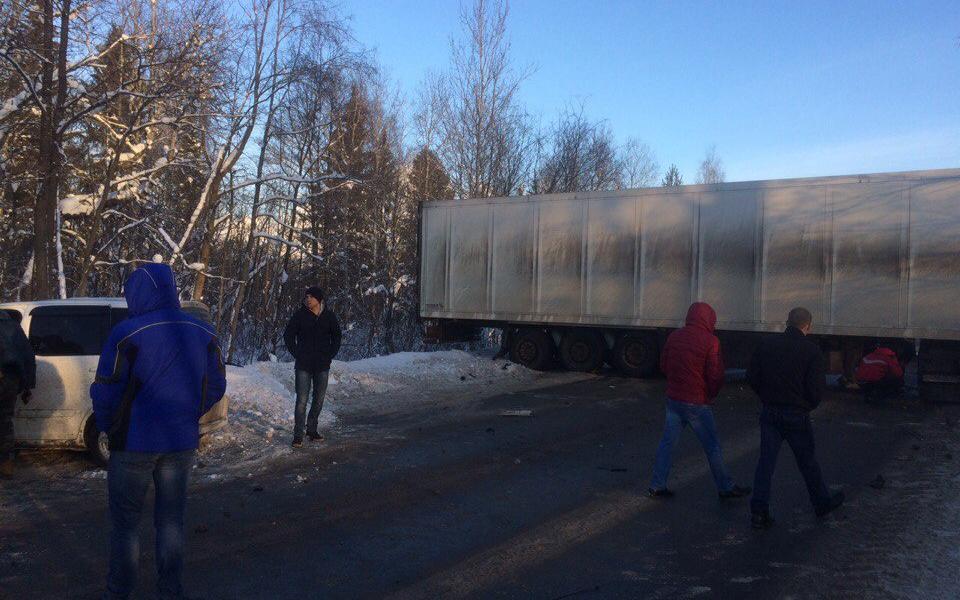 В Перекопе фура перекрыла трассу из-за ДТП