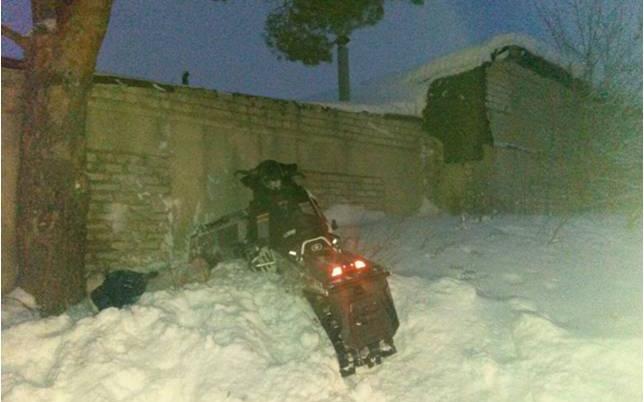 В Кирово-Чепецке водитель на снегоходе влетел в кирпичную стену