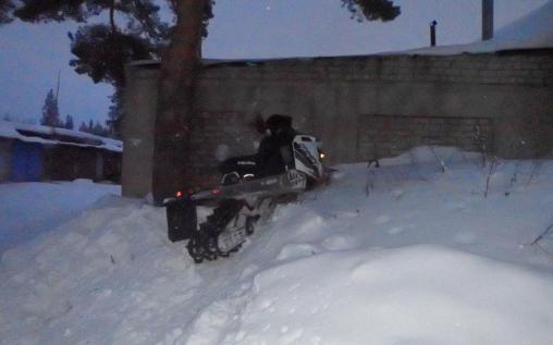 За рулем снегохода, врезавшегося в стену, была 40-летняя чепчанка