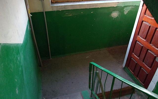 В Чепецке двое 18-летних парней ограбили мужчину в подъезде