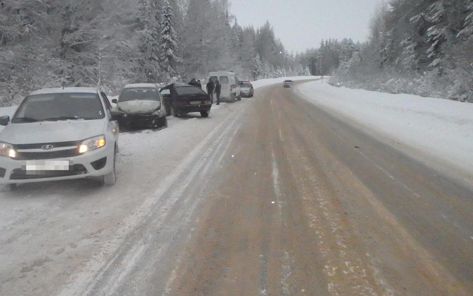 В Чепецком районе столкнулись три ВАЗа: одну из машин откинуло на пешехода