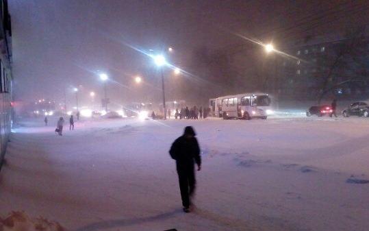 Чепчане, чтобы добраться вечером до дома, толкали 103 автобус