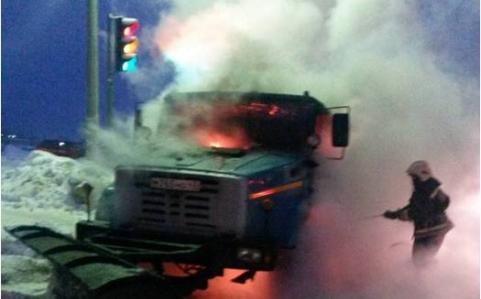 В Чепецке очевидцы сняли на видео, как горит снегоуборщик