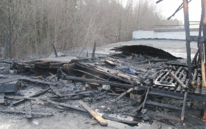 В Чепецке сгорела баня, находившаяся на крыше гаражных боксов