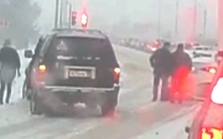 У поворота на Чепецк столкнулись иномарки, объезжая пробку за снегоуборочной техникой