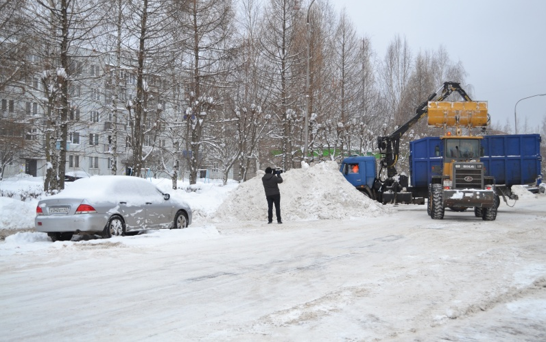 Сотрудники администрации в Чепецке проверили, как очищают дороги от снега