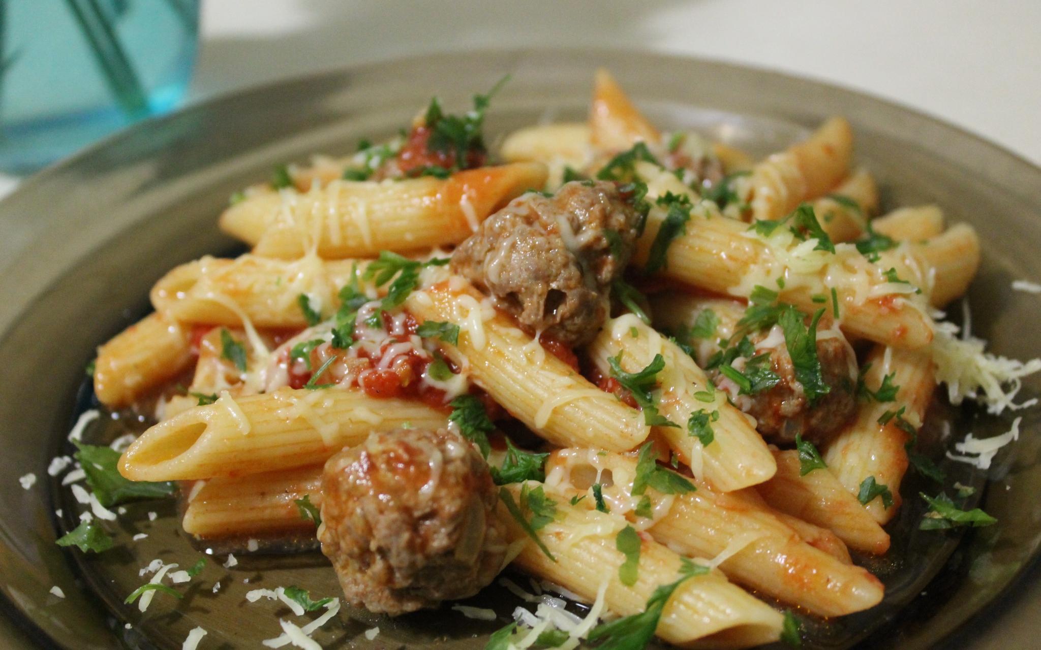 Вкусный обед: Пенне Ригате с фрикадельками и пармезаном