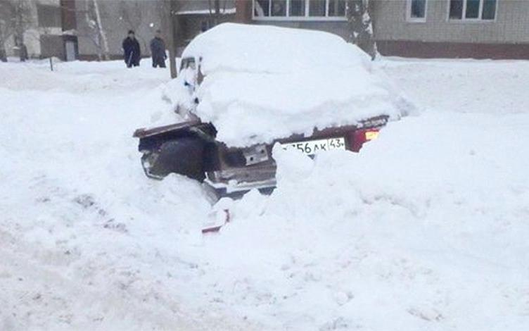 В Чепецке снегоуборочная машина во время чистки помяла "Жигули"