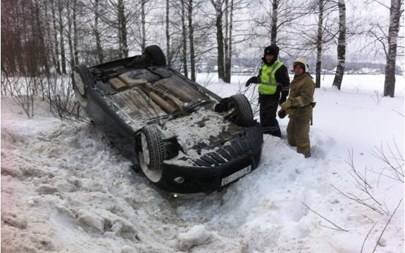 В Чепецком районе иномарка улетела в кювет и перевернулась