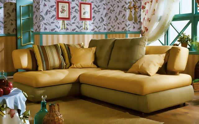 Диван со стажем: купить новый или перетянуть?