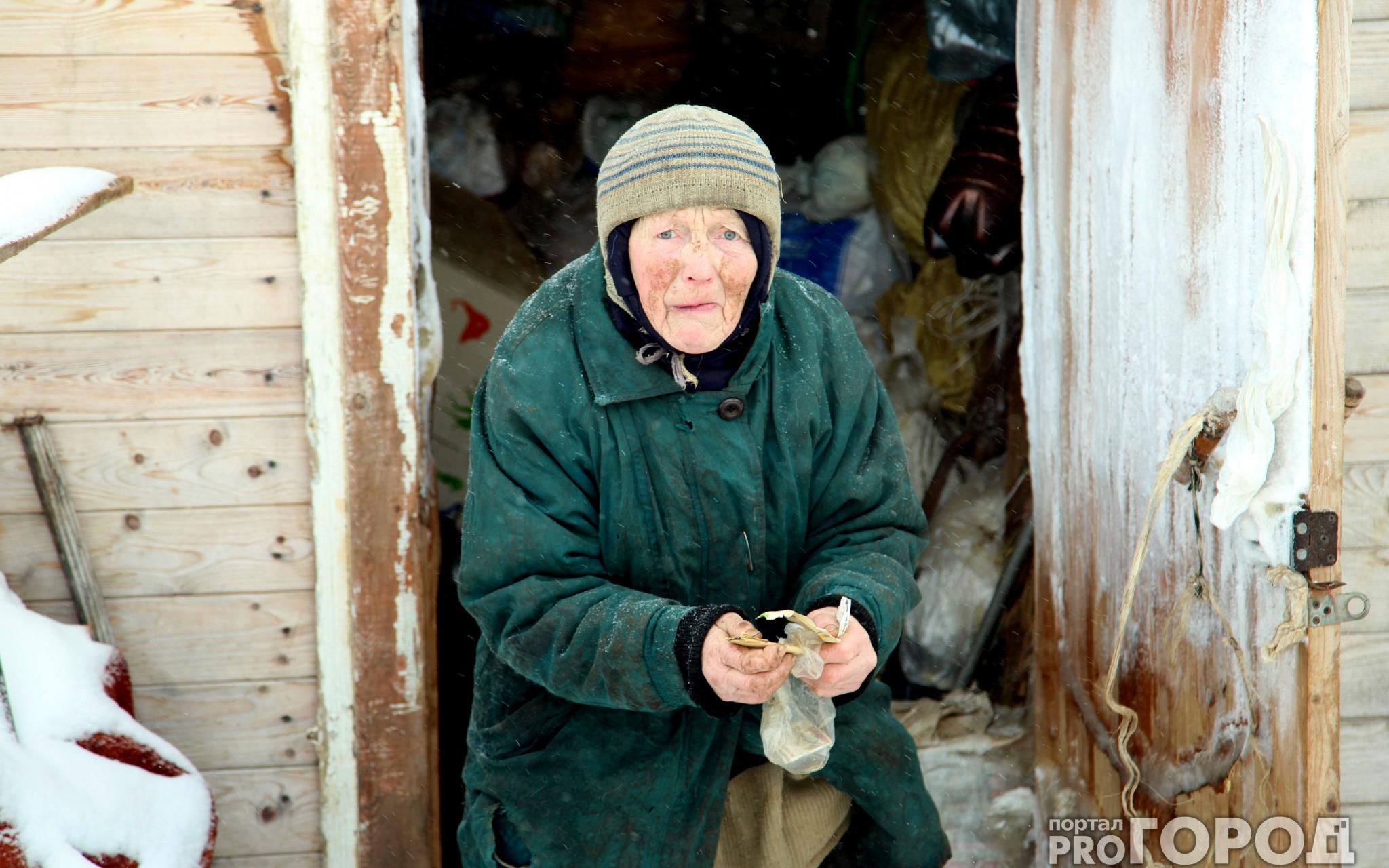 70-летняя старушка из Кирова 3 года живет в сарае с козами