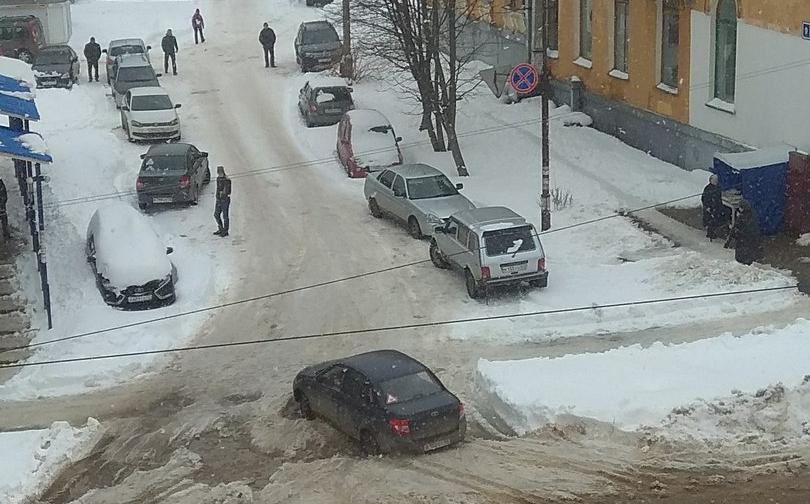 В Чепецке на проспекте Мира в снежной каше застревают машины