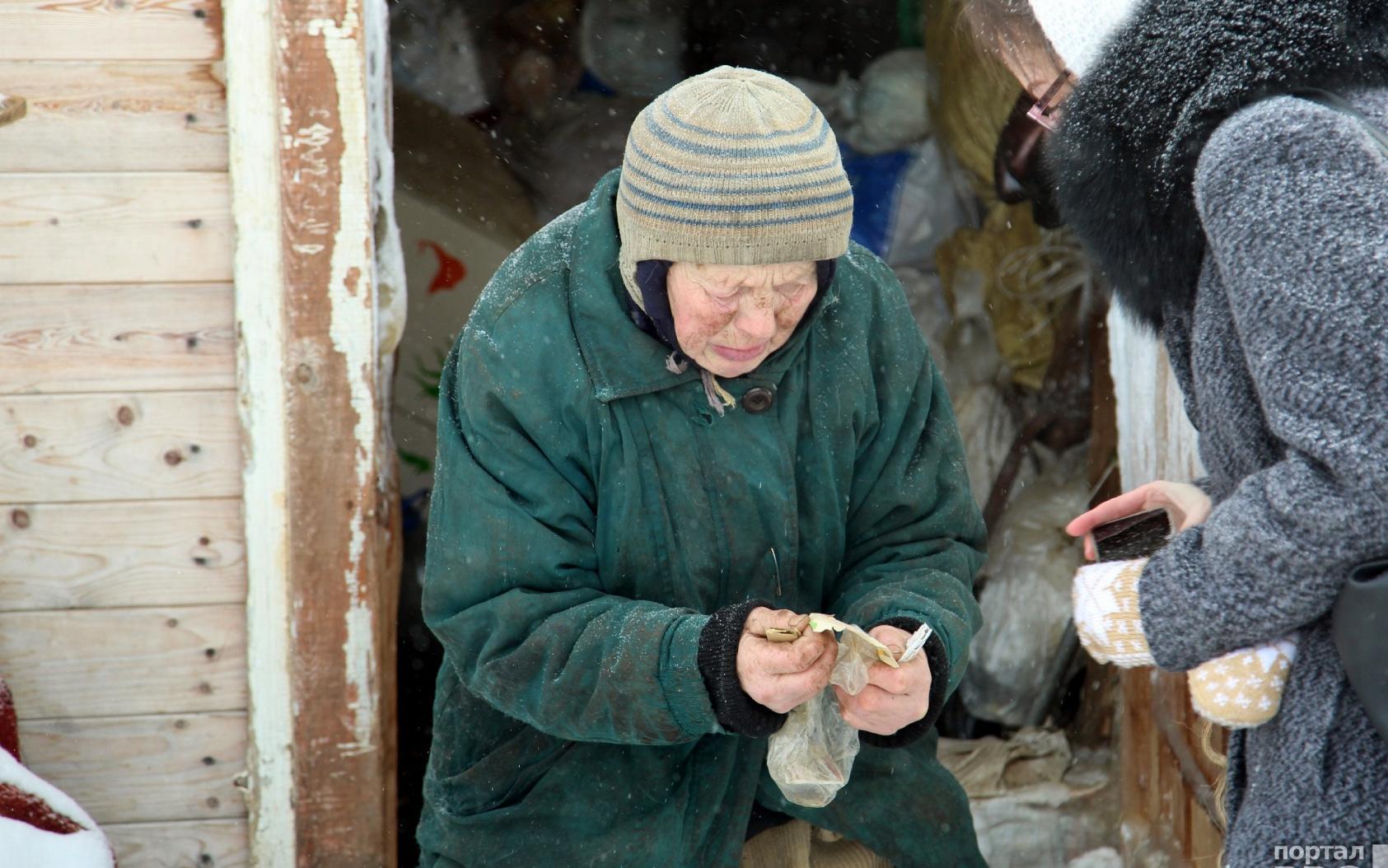 Дети бабушки Нины из Кирова обещали забрать ее домой из сарая