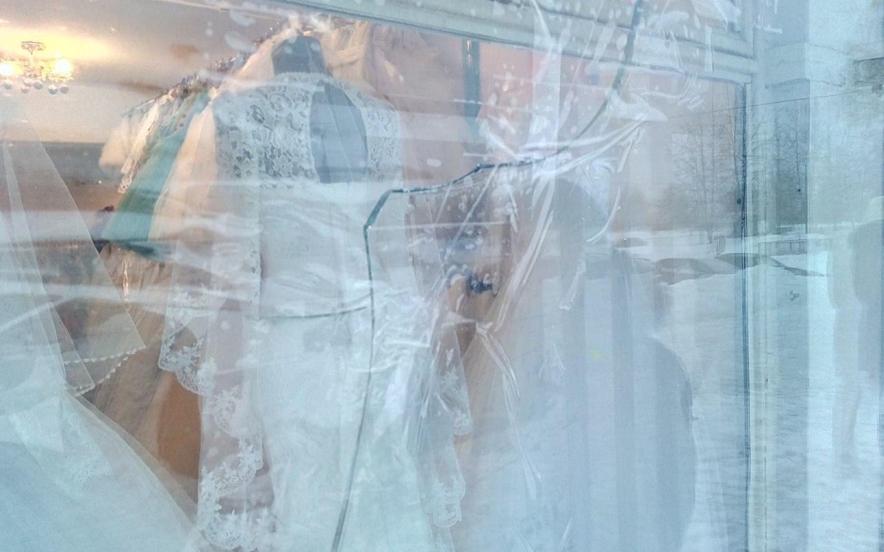 Хулиганы разбили окна в чепецком ЗАГСе