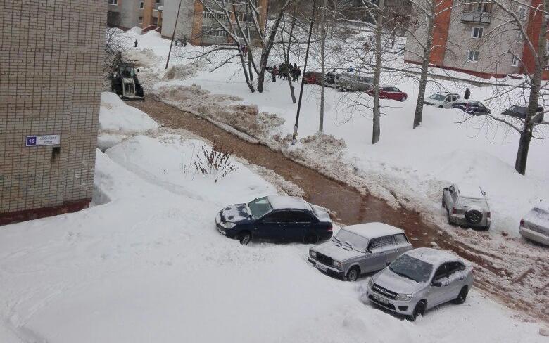 Очередная коммунальная авария в Чепецке: на Сосновой водой затопило двор