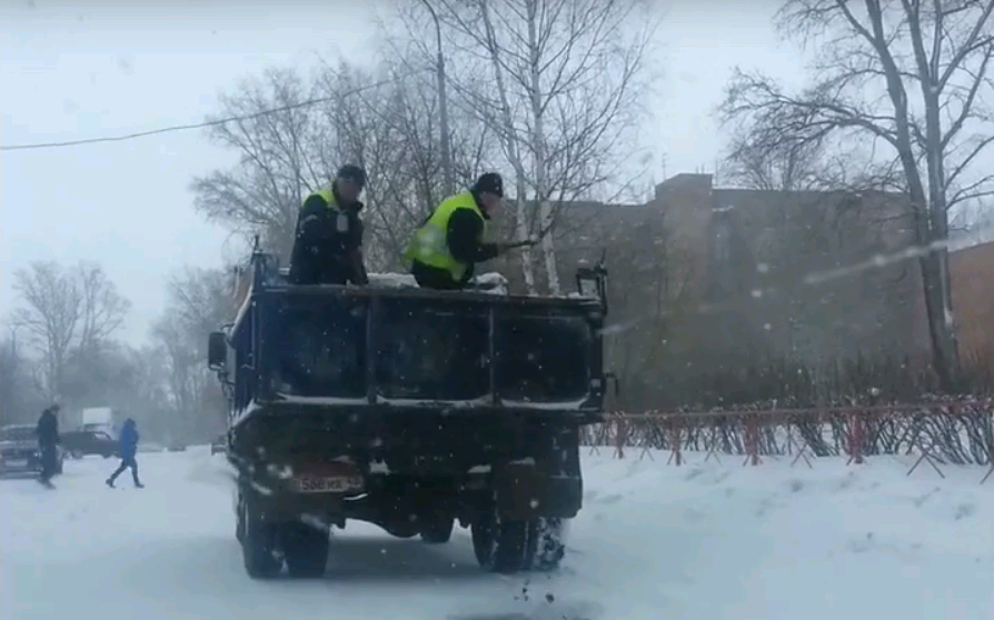 «Технологии по-чепецки»: дорожники раскидывают песок лопатами на ходу из грузовика